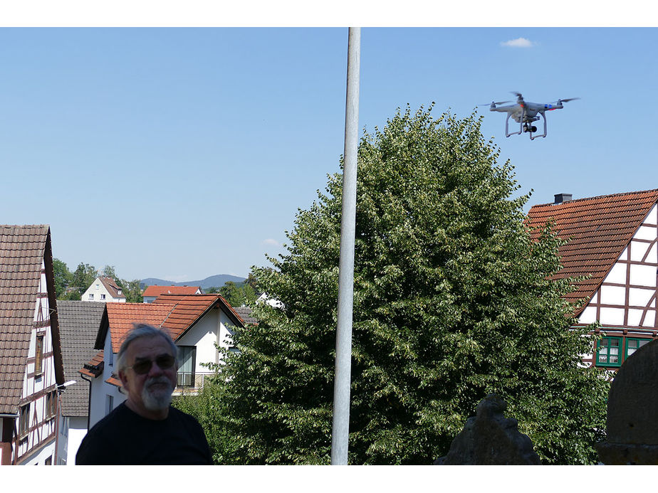 Vorbereitungen Drohnenflug über St. Crescentius (Foto: Karl-Franz Thiede)